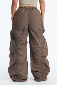 Pantalones de paracaídas para hombre personalizados con costuras fruncidas, color moca, de pierna ancha, ligeros, cortavientos, de tela, estilo urbano, OEM - Product Image 3