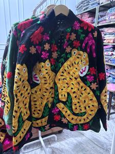 Chaqueta Hecha a Mano Estilo Boho, Corta, para Verano, Otoño e Invierno, de Algodón Verde, con Terciopelo, Bordado Suzani, Cuello Mandarín Reversible - Product Image 3