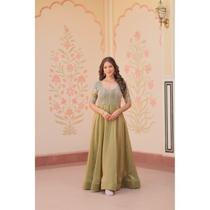 ชุดราตรีสวยงามประดับด้วยลูกปัดปัก สำหรับงานปาร์ตี้และโอกาสพิเศษ - Product Image 6