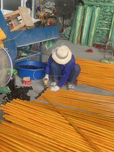 Palo de escoba de madera de eucalipto de alta calidad cubierto con película de grano de madera de PVC para limpieza del hogar - Product Image 2