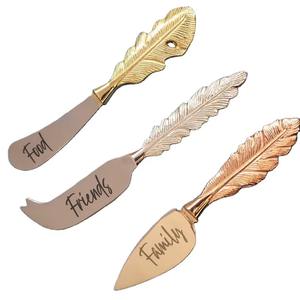 El elegante acabado metálico del juego de cuchillos agrega un toque moderno y lujoso a cualquier cocina, mesa de comedor o tabla de charcutería. - Product Image 5