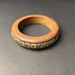 Exquisito Brazalete de Madera Multimetálico con Incrustaciones de Hojas Alternadas en Plata y Oro - Pulsera de Madera Decorativa de Primera Calidad Pulida a Mano - Product Image 4