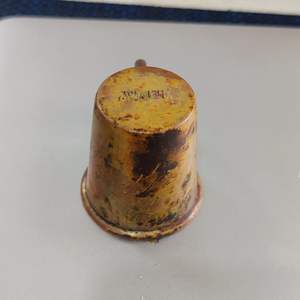 Vaso de chupito hecho de cobre con tapa con acabado antiguo que parece clásico y de estilo antiguo, utilizado en bares y restaurantes. - Product Image 3