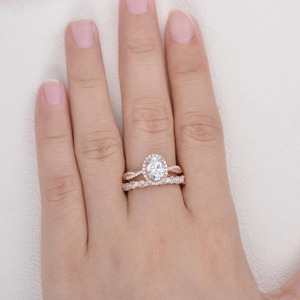 Ensemble de bagues de mariage en or rose ovales avec halo de diamants de laboratoire - Product Image 2