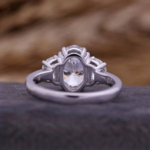 แหวนหมั้นเพชรสามเม็ดพร้อมหินด้านข้างครึ่งดวงจันทร์และการตั้งค่าง่ามคู่สีทอง18K - Product Image 3