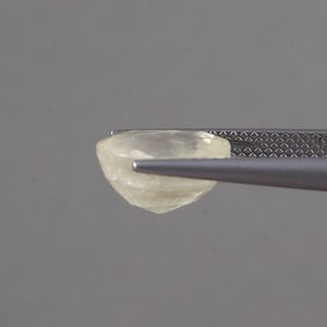 ไพลินสังเคราะห์สีเหลืองทรงคุชชั่น ขนาด 10.5x9 มม. 8 มม. น้ำหนัก 6.03 กะรัต ได้รับการรับรองจาก IGI คุณภาพดี สำหรับทำเครื่องประดับ ผ่านการเคลือบแว็กซ์/น้ำมัน - Product Image 2