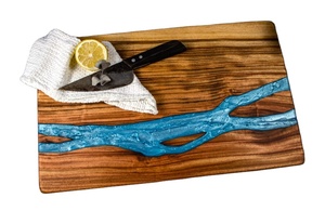 Planche à découper en bois d'olivier époxy, faite à la main, en résine, en bois naturel, planche à découper colorée et polyvalente pour la cuisine - Product Image 6