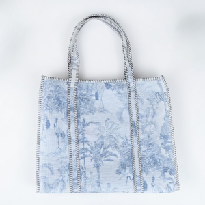 Bolso Tote con Estampado de Grullas Tropicales Azules, Bolso de Hombro de Algodón Seersucker Blanco con Ribete a Rayas, Bolso Obra Maestra Hecho a Mano - Product Image 1