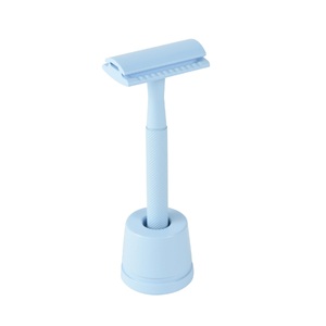 Rasoir de sécurité écologique Maclura à double lame rotative en métal bleu clair avec poignée antidérapante et support pour usage corporel - Product Image 5