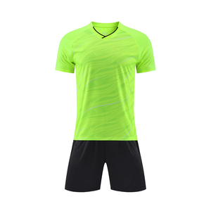 Ensemble de maillots de football unisexes personnalisés, col en V, manches courtes, shorts rouges et noirs, tissu respirant, coupe athlétique, toutes saisons, 100% polyester - Product Image 6