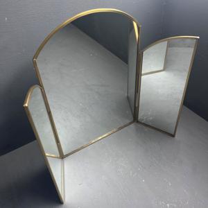 Espejo decorativo de mesa con diseño plegable, forma única y acabado en latón. - Product Image 6