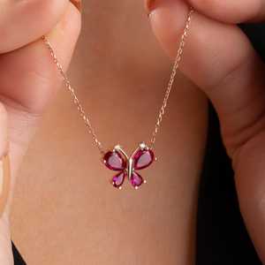 Collar de Libélula Plateada Hallmark con Piedra de Circonio Rojo - Product Image 1