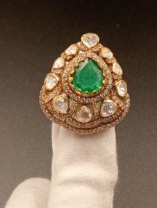 Anillo de Cóctel Floral con Esmeralda de Amaira Jewels, Chapado en Oro de 18K para Mujer, con Engaste Pavé, Estilo Clásico Vintage, Joyería para Boda o Compromiso - Product Image 3