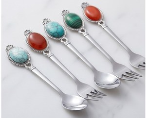 Ensemble de couverts vintage en métal avec manches en pierres colorées pour les mariages, les occasions spéciales et l'usage quotidien - Product Image 5