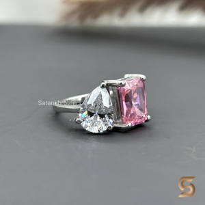 Elegante anillo de moissanita rosa con corte radiante en oro de 10K con forma de pera blanca para mujer, procedente de la India. - Product Image 3