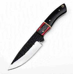 Herramienta Utilitaria de Campo para Exteriores, Hecha a Mano, de Acero con Alto Contenido de Carbono, Forjada, con Textura Martillada, Mango Híbrido Rojo y Negro - Product Image 3