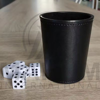 Agitateur de dés classique en cuir écologique fait main et durable avec gobelet de jeu personnalisé pour fêtes et bars