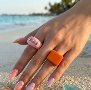 MN EXPORTS Bagues modernes chrétiennes pour femmes, géométriques, en résine acrylique et lucite, orange et rose, bijoux fantaisie pour le quotidien et les fêtes - Product Image 1