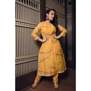 Traje de Chanderi Chiffon Amarillo Fuego, Talla XS, con Mangas Tres Cuartos - Product Image 1