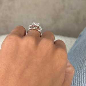 Bague de fiançailles et de mariage en or avec diamant de laboratoire taille émeraude de 12 carats pour femme |   Bijoux de Mariage de Luxe en Cadeau - Product Image 5