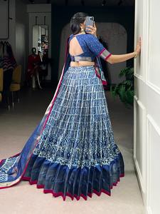 Lehenga Choli en soie Dola de fabrication indienne, conçu par des designers, pour les mariages et les occasions festives, disponible pour la vente en gros - Product Image 2