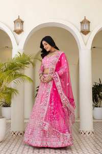 Magnifique ensemble Lehenga Choli rose de créateur, en matériaux recyclés traditionnels et soie naturelle, avec broderies, comprenant Choli et Dupatta, idéal pour les fêtes - Product Image 2