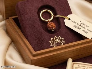 Pendentif traditionnel poli en bois doré Om Trishul Damru de The Great Indian Store, médaillon religieux original pour hommes et femmes - Product Image 4