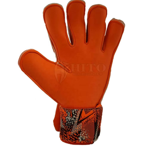 Guantes de portero de fútbol de látex naranja y negro de diseño personalizado de primera calidad con látex alemán en relieve y correa de látex de corte negativo. - Product Image 3