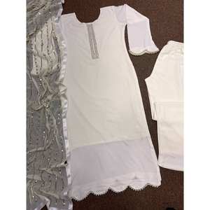 Ensemble de costume élégant pour femmes avec des coutures fantaisie et des travaux de moti rivetés - Product Image 4