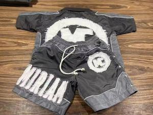 Conjunto Deportivo de Dos Piezas con Logotipo Personalizado Bordado, Chaqueta Cortavientos y Pantalones Cortos de Nailon de Alta Calidad para Hombre - Product Image 5