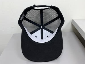 Casquette Trucker 6 Panneaux en Maille Noire avec Patch en Cuir Gaufré, Réglable, Unisexe, Style Décontracté, Fabriquée au Vietnam - Product Image 5