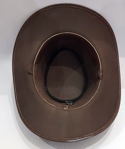 Chapeau de cowboy en cuir marron de qualité supérieure avec bordure métallique et bande tressée, idéal pour l'équitation, le ranch et les activités de plein air - Product Image 3