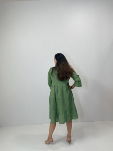Robe midi décontractée vert olive à volants pour femme avec motifs brodés, col en V et manches trois quarts pour un usage quotidien - Product Image 3