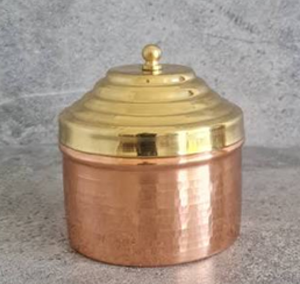 Recipiente Clásico de Cobre Martillado con Tapa Abatible de Latón, Hermético para Almacenamiento de Alimentos en Despensa, Disponible al por Mayor - Product Image 1