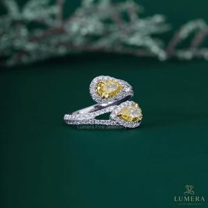 LUMERA FINE JEWELLERY Bague Toi et Moi en Or Blanc 18K avec Diamant Jaune Fantaisie de Coupe Poire Cultivé en Laboratoire et Double Halo, Bande Ouverte Enveloppante - Product Image 2