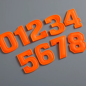 Écussons en caoutchouc 3D PVC personnalisés avec logo en relief, durables, de haute qualité, étiquettes souples en relief, écussons en caoutchouc silicone avec logo OEM - Product Image 6