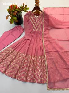 Hermoso traje Anarkali largo con diseño de seda crujiente y bordado de lentejuelas, con pantalón y dupatta, de proveedor de Surat. - Product Image 5