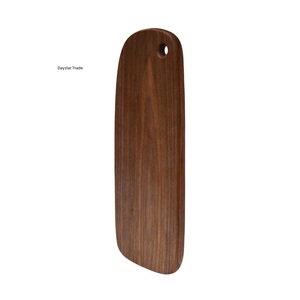 Planche à découper rectangulaire en bois de noyer avec poignée pour la cuisine, la découpe et la préparation des aliments - Product Image 1