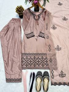 Ensemble Kurti et Palazzo Rose Poudré Élégant pour Femme – Tenue Ethnique Décontractée de Créateur avec Bordures Brodées - Product Image 4