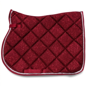 Tapis de selle d'obstacle matelassé rouge avec garniture argentée, coque en coton, doublure en polaire, rembourrage en polyester, sangle de selle incluse pour l'équitation - Product Image 1