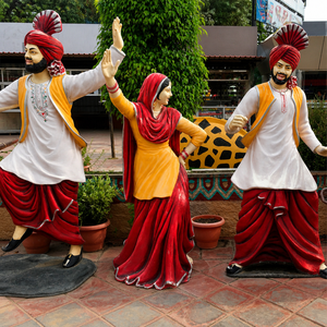 Estatuas Tradicionales de Rangla Punjab de FRP, Compre Estatuas de Bailarinas de Bhangra Culturales Punjabi, Estatuas Más Vendidas para Decoración de Salones de Banquetes - Product Image 4