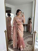 Sari en satin de soie doux Fandy avec broderies éblouissantes, travail de sequins, bordures multiples élégantes et détails Aarco