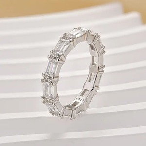 Elegante anillo de boda de moissanita 925 con corte esmeralda en plata de ley chapada en oro blanco para venta al por mayor desde India. - Product Image 2