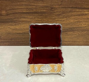 Boîte décorative en métal élégante, artisanale, avec motif paon |   Boîte à bijoux de rangement finition argent et or - Product Image 4