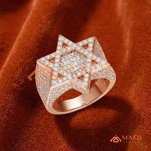 แหวนผู้ชายรูปดาวแห่งเดวิดทองคำ 18K สุดหรู |   แหวนตราประทับทองชมพูประดับเพชรโมอิสซาไนต์แบบเต็มวง |   เครื่องประดับฮิปฮอประดับไฮเอนด์สำหรับศาสนา - Product Image 4