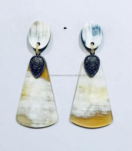 Boucles d'oreilles en corne de buffle, taureau et bœuf brun brûlé pour femme et fille aux prix les moins chers Boucles d'oreilles design zèbre corne - Product Image 5