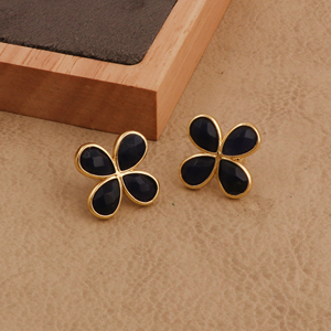 Boucles d'oreilles délicates en onyx noir, motif fleur trèfle à quatre feuilles, plaqué or 18 carats, pierre de naissance d'août, faites à la main, coupe poire, bijoux botaniques R - Product Image 5