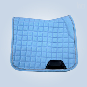 Manta de Silla de Montar Premium Azul Claro Brillante Antideslizante para Doma Clásica, Tela para Silla de Montar, Numnah, Fabricante Mayorista de Equipos Ecuestres para Doma Clásica - Product Image 1