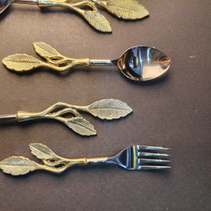 Juego de 5 piezas para aperitivos con detalles de ramitas y hojas doradas, incluye un esparcidor, dos cucharas y dos tenedores con mango de latón con diseño de hojas. - Product Image 4