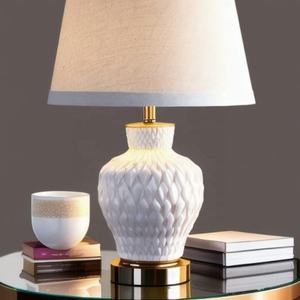 Lampe de table LED en métal au design de luxe Lampe design élégante en métal moderne simple pour chambre à coucher Salle de lecture - Product Image 3